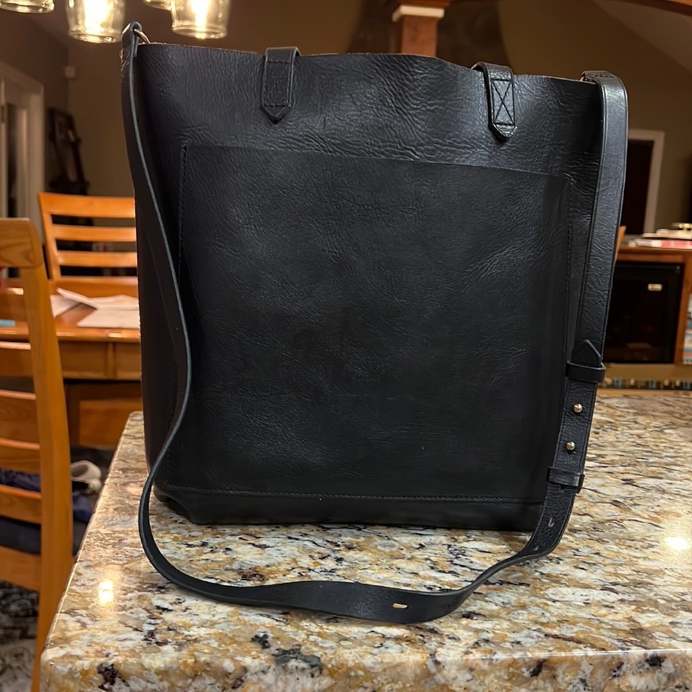 Madewell Medium Transport bag. Good condition! Includes long strap as well!